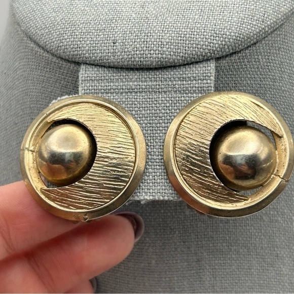 Vintage Alice Silver Tone Atomic Geometric Crescent MoonRound Clip On Earrings - Picture 2 of 6